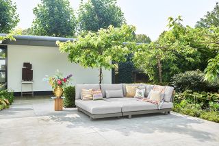 "Letná oáza snov práve dorazila! 🌿✨ Predstavujem vám exkluzívnu záhradnú sedačku SUNS PESARO - posledný kus so zľavou 25%!...